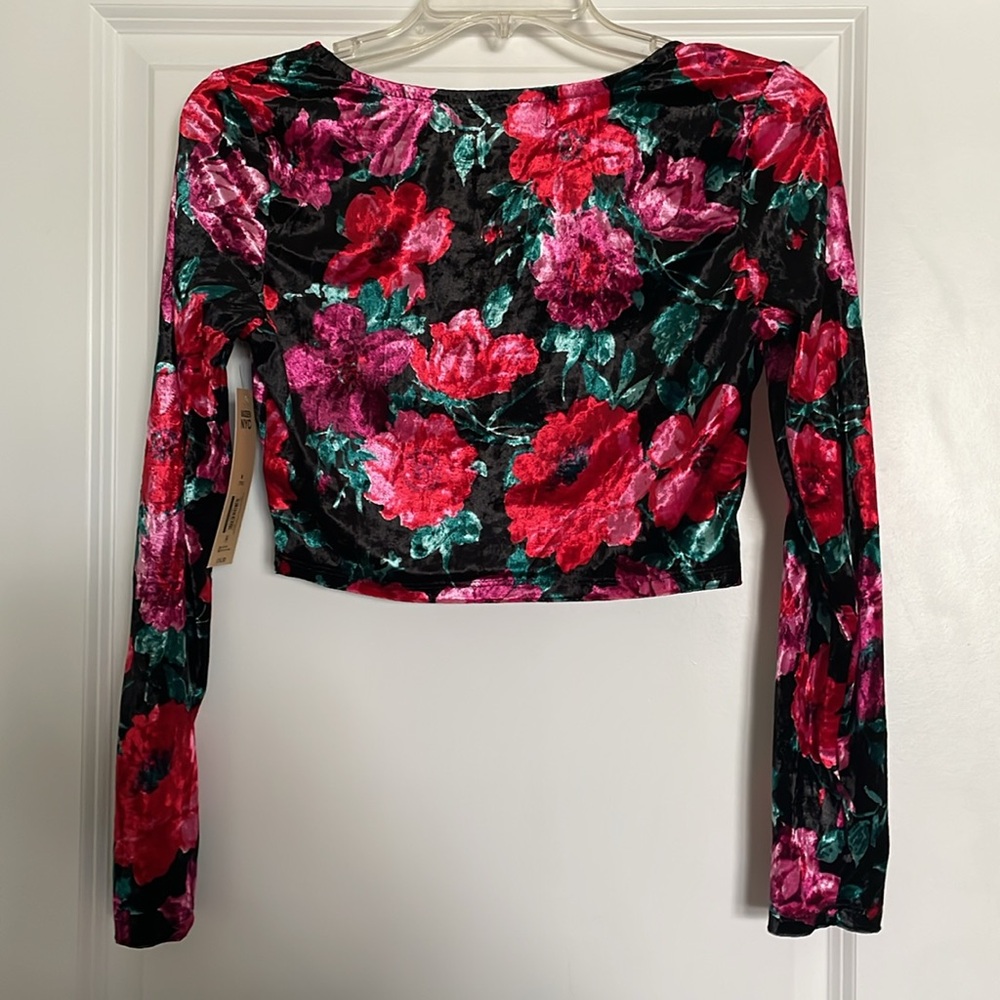 NYC Pink Floral 🌸Long Sleeve Crop Blouse
Juniors size M (7-9) - Picture 3 of 3